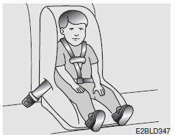 Instalación de un sistema de sujeción para niños con el cinturón abdominal (en el asiento central trasero) (opcional) - Excepto Europa
