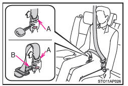 Desabrochar y retirar el cinturón de seguridad del asiento central trasero