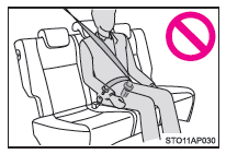 Al utilizar el cinturón de seguridad del asiento central trasero