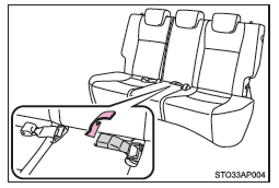 Desabrochar y retirar el cinturón de seguridad del asiento central trasero
